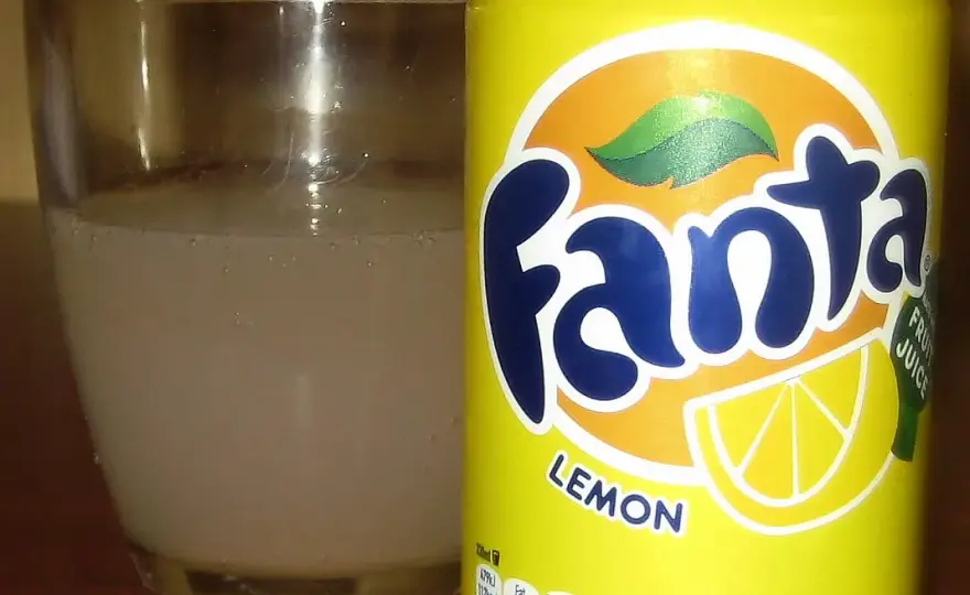 Czy Fanta ma kofeinę? Poznaj prawdę o składzie napoju!