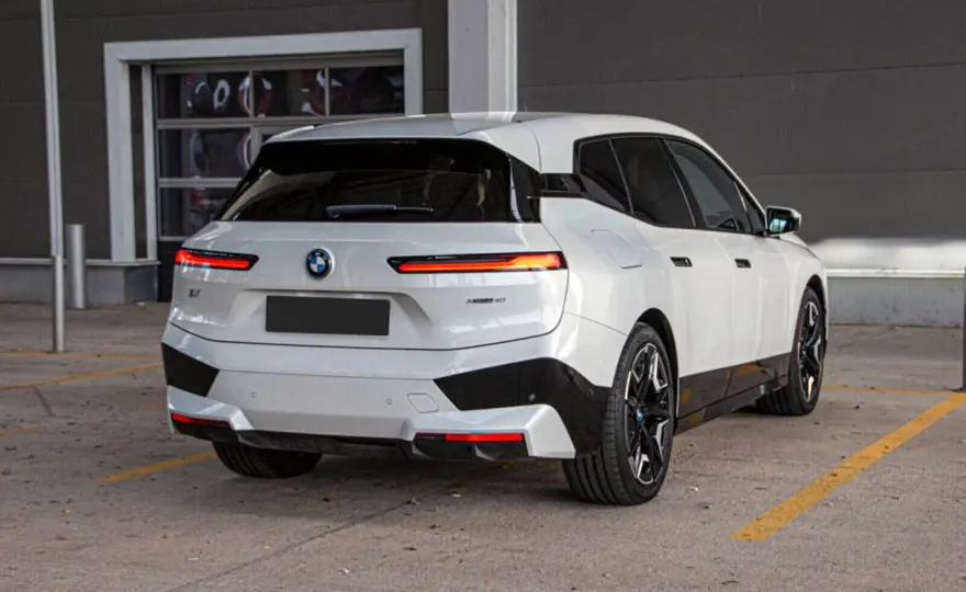 BMW iX - który wariant warto wybrać?