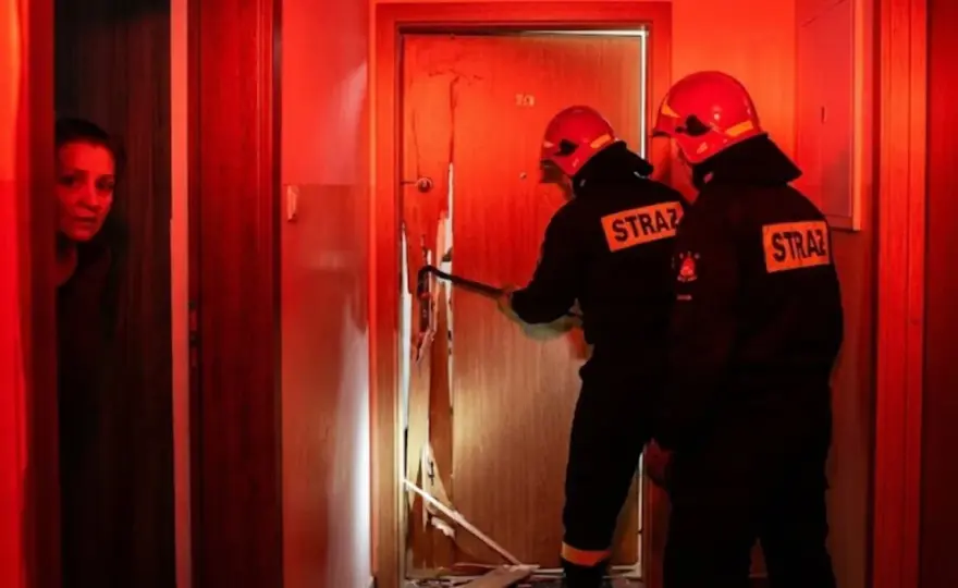 Poznaj sytuacje kiedy policja może wyważyć drzwi - prawa i ochrona prawna