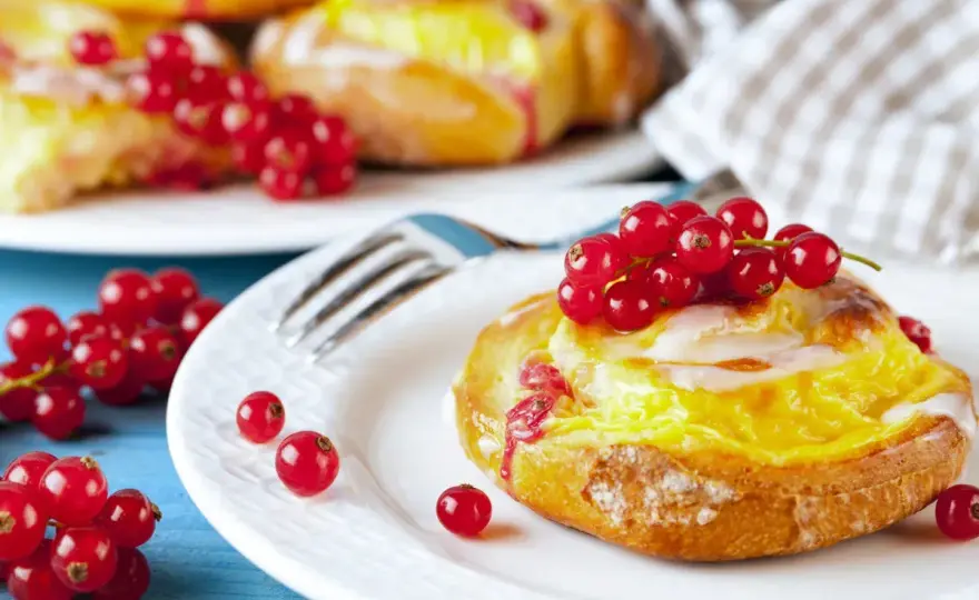 Drożdżówki z budyniem - przepis na miękkie ciasto i gęsty krem