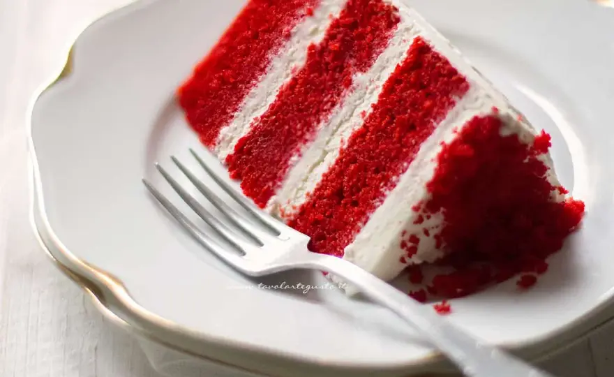 Torta red velvet soffice e rossa con frosting compatto