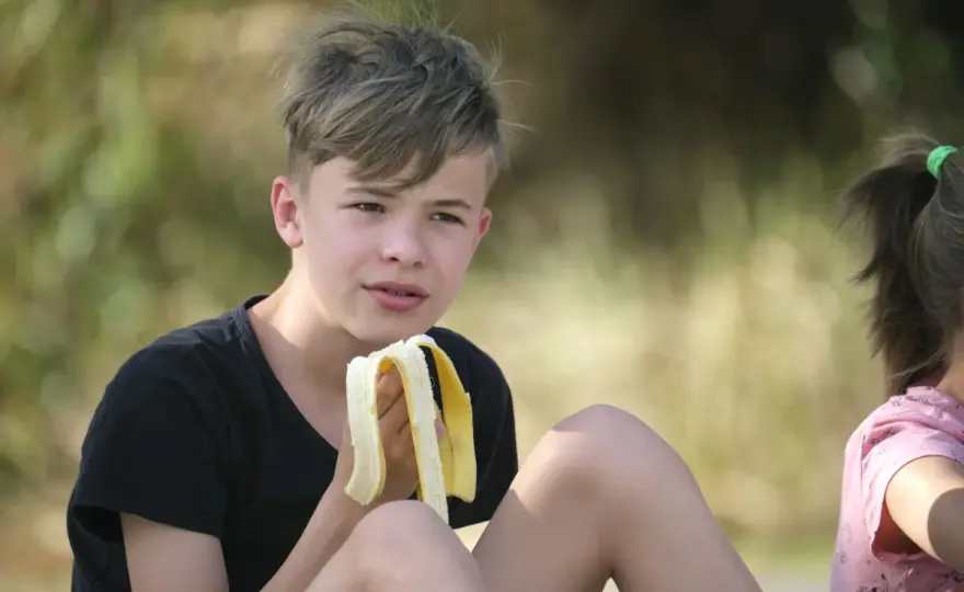 Ile kalorii powinien jeść 14 latek chłopak, aby zdrowo rosnąć?