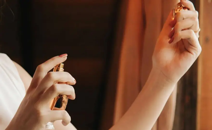 Woda perfumowana czy toaletowa? Co dłużej pachnie i dlaczego?