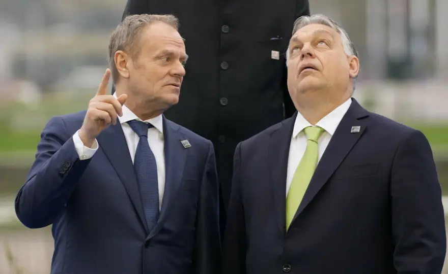 Tusk w Budapeszcie: Analiza napiętych relacji z Orbánem