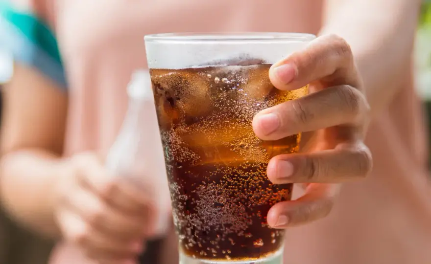 Ile kalorii ma drink whisky z colą? Sprawdź, ile naprawdę zyskujesz