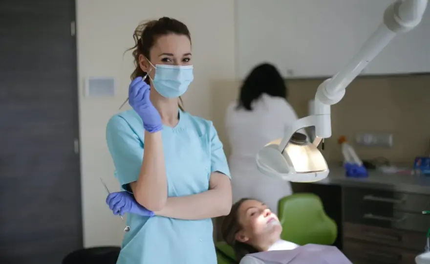 Czy dentysta może wystawić zwolnienie? Warunki i Twoje prawa!