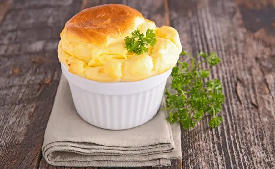 Soufflé salé facile au fromage - recette et gestes clés