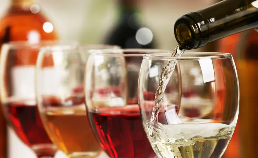 Co ma więcej kalorii: piwo czy wino? Zaskakujące różnice!