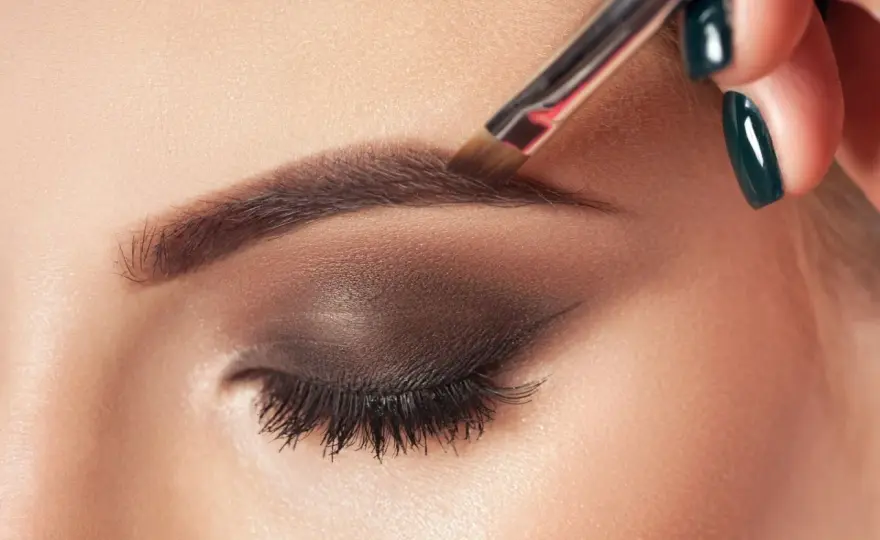 Maquillaje de cejas natural en cinco minutos