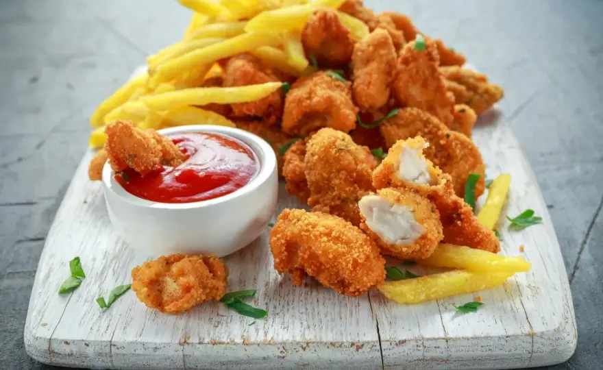 Domowe nuggetsy w panierce, które naprawdę chrupią