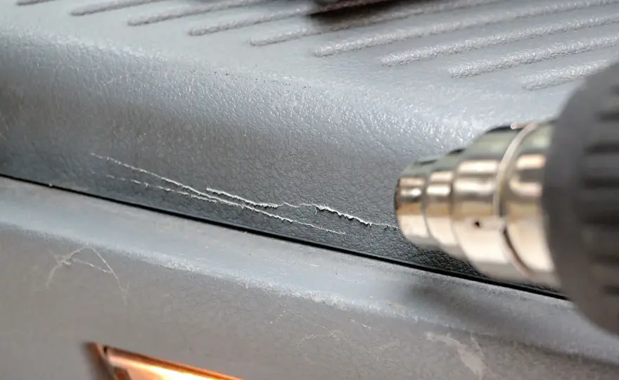 Jak usunąć rysy z plastiku opalarką? Skuteczny poradnik