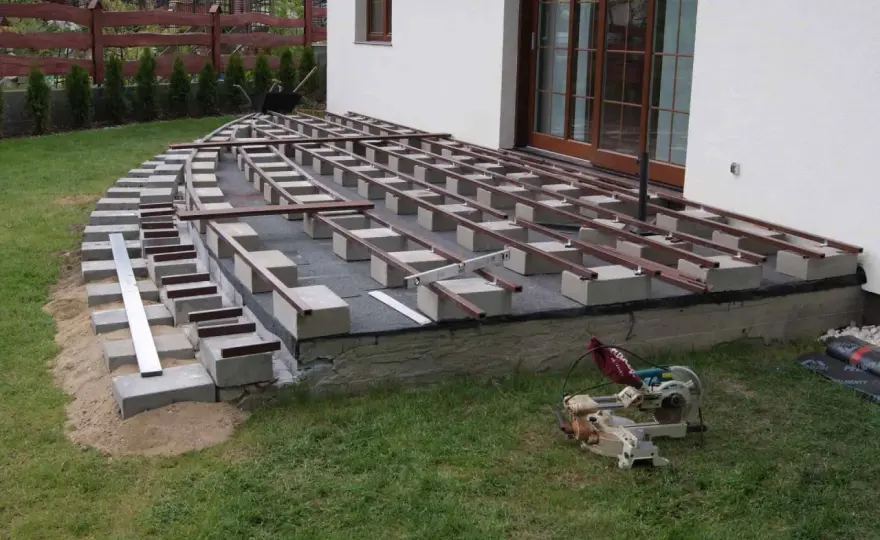 Rozstaw legarów pod taras kompozytowy - Jaki jest optymalny?