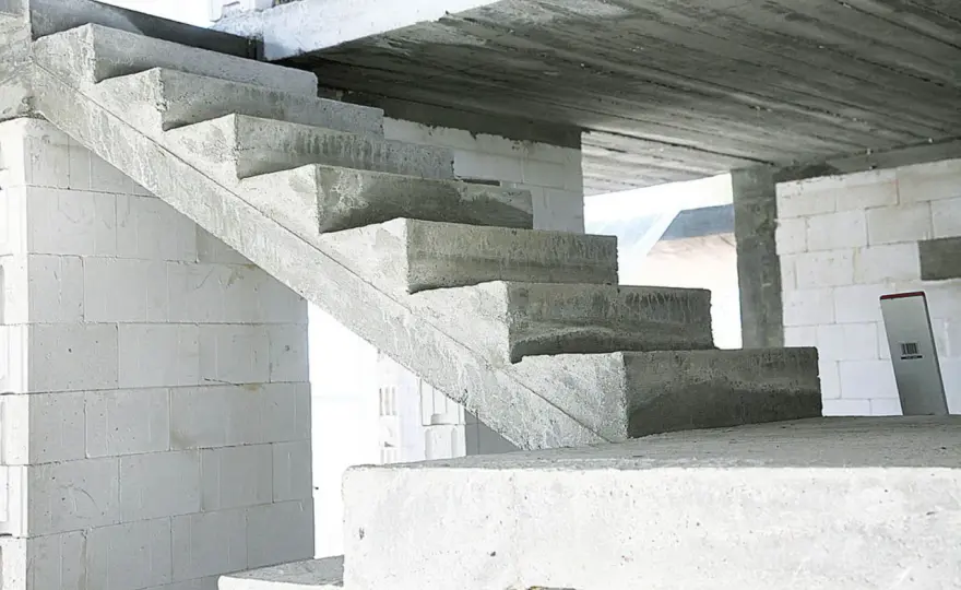 Wykończenie schodów betonowych - tanio i trwale? Poradnik
