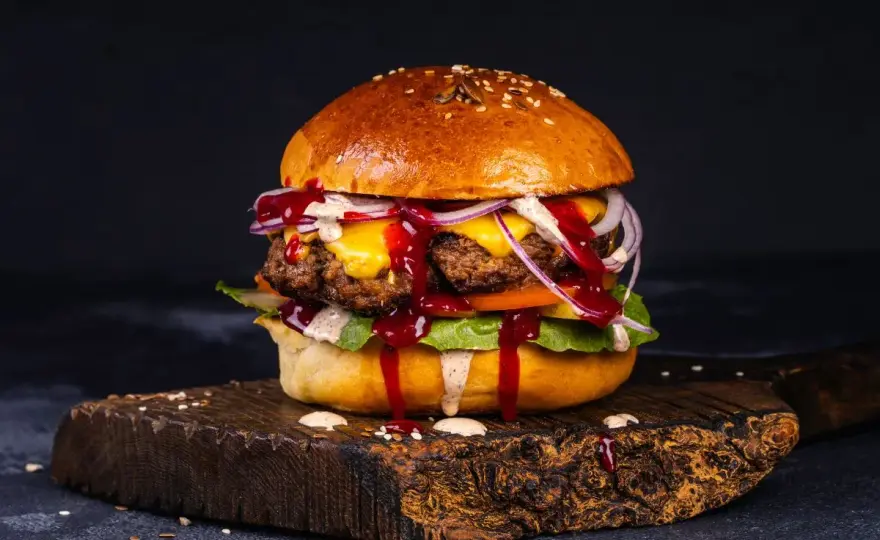 Idealne ogórki do burgera: jaki wybór zapewni chrupkość i smak?
