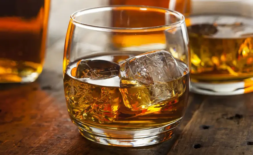 Whisky Szkocka vs Irlandzka vs Kanadyjska: Kluczowe Różnice Prawne