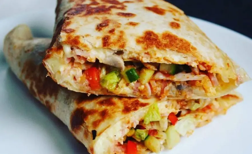 Tortilla z jajkiem, serem i szynką na patelni - Chrupiąca w 10 minut