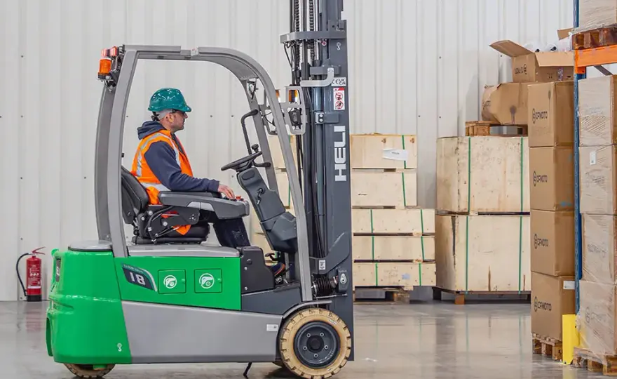 Jak bezpiecznie przewieźć wózek widłowy? Kluczowe zasady transportu sprzętu