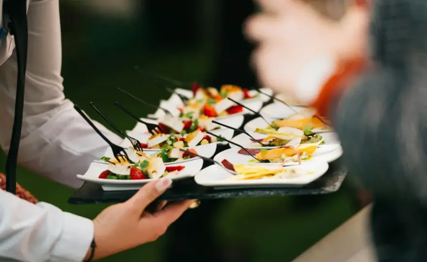 Catering na 15 osób: ile kosztuje? Sprawdź ceny i oszczędź!