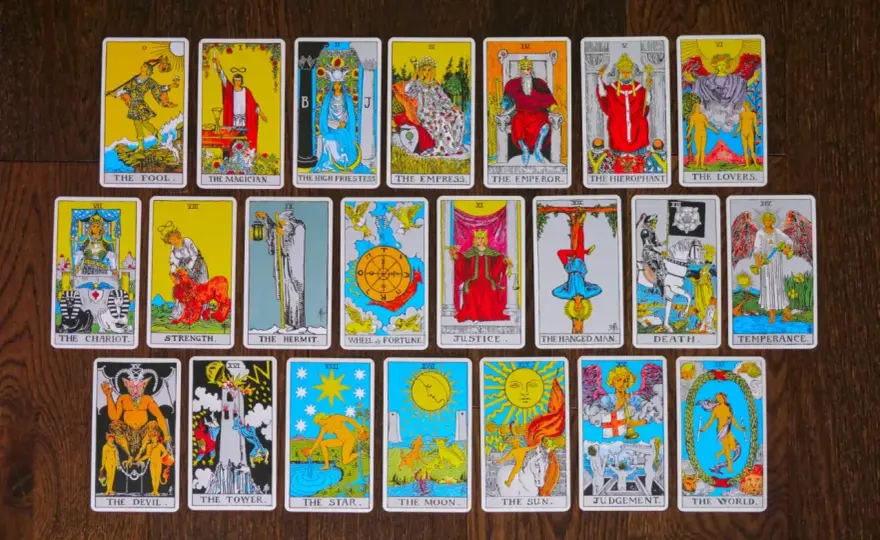 Ile kart ma tarot? Pełna talia i podział na Arkana
