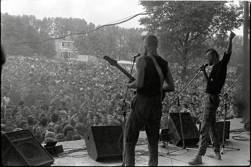 Historia polskiej muzyki punk rock - kultowe zespoły i płyty