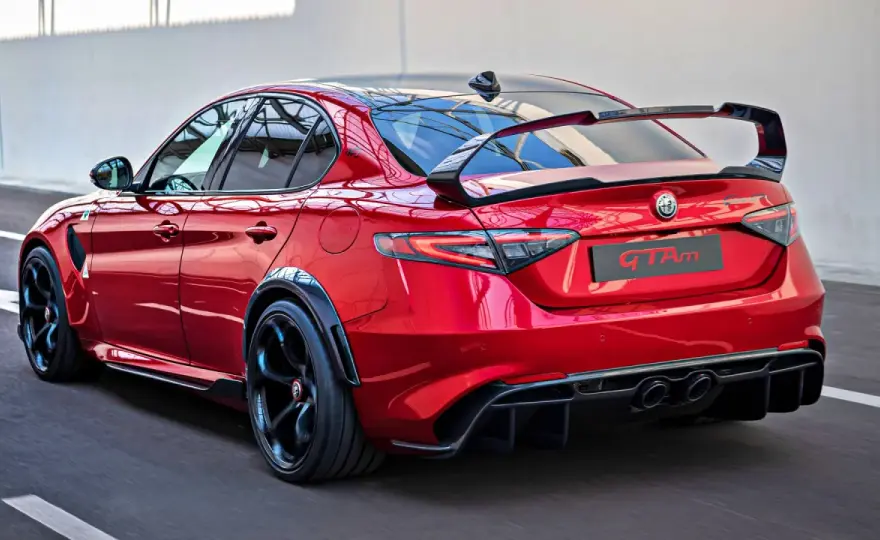 Alfa Romeo Giulia GTAm - czym różni się od wersji Quadrifoglio?