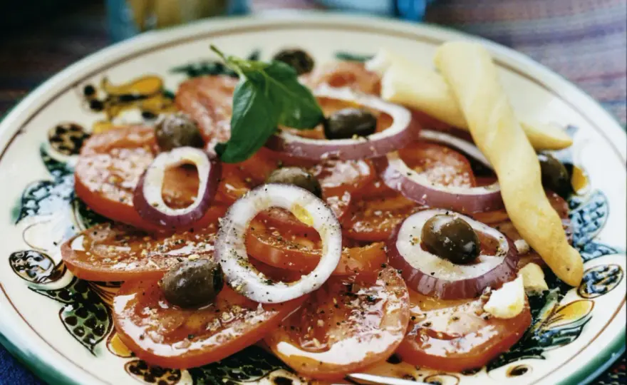 Så gör du italiensk potatissallad med tomat, oliver och basilika