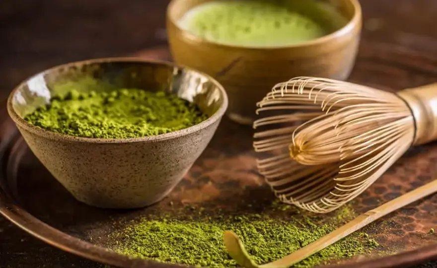 Czy matcha to kawa? Odkryj różnice i korzyści zdrowotne