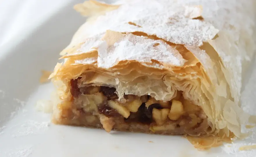 Strudel de manzana casero con masa filo y relleno jugoso