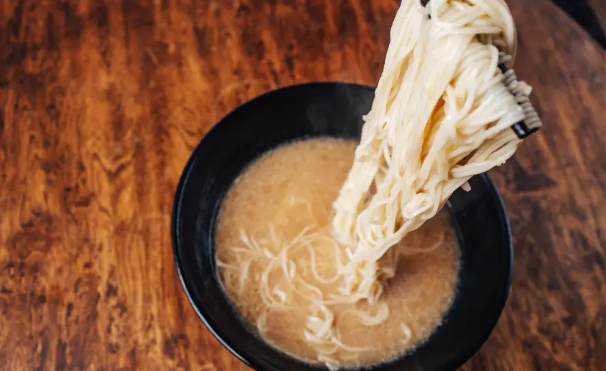 Jak zrobić makaron ramen? Sekret sprężystości i domowe kansui
