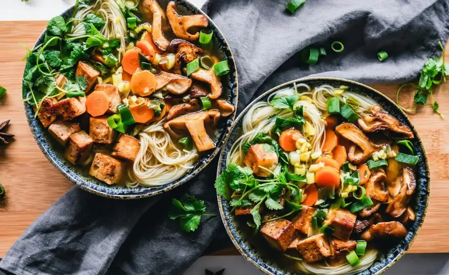 Tofu i vegetariska rätter - så får du bättre smak och yta