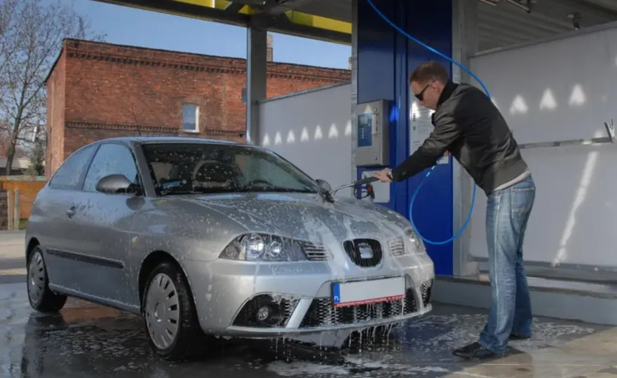 Lśniące auto z myjni bezdotykowej: jak myć bez rys i zacieków?