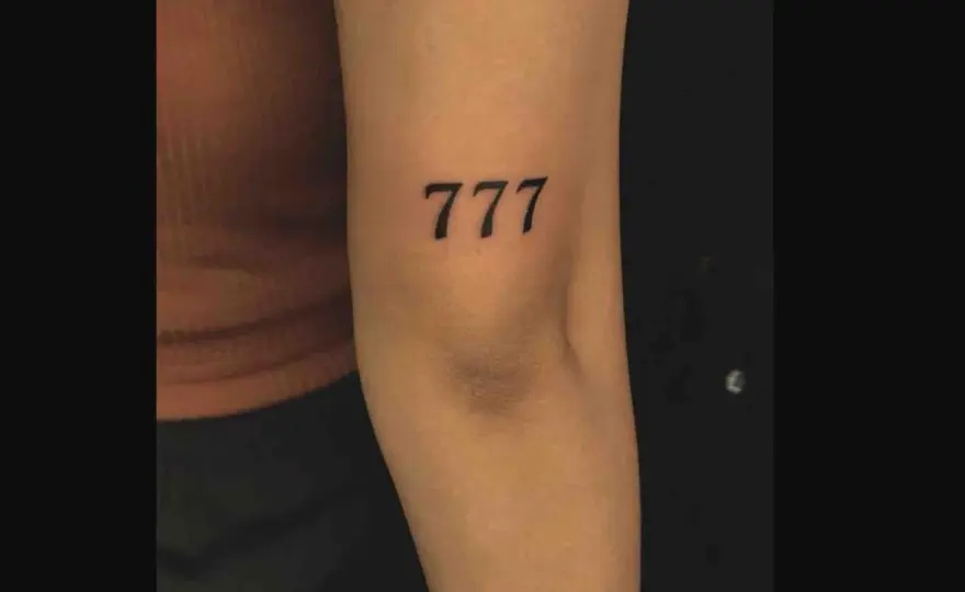 Tatuaż 777: Symbolika od aniołów po jackpot. Co oznacza?