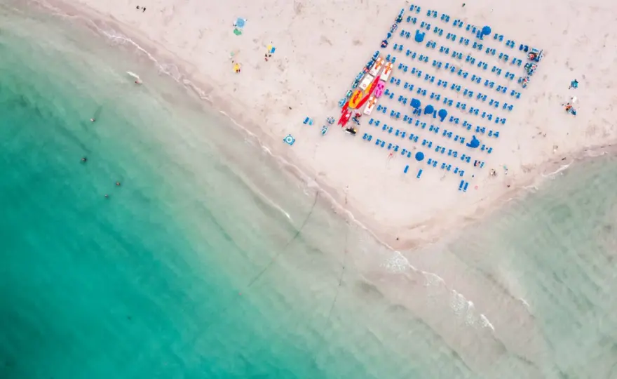  La Pelosa na Sardynii - sekretna plaża z białym piaskiem i krystalicznie czystą wodą