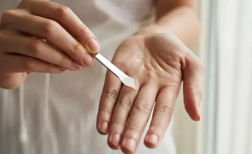 Peeling kawitacyjny w domu: Przewodnik krok po kroku do gładkiej cery