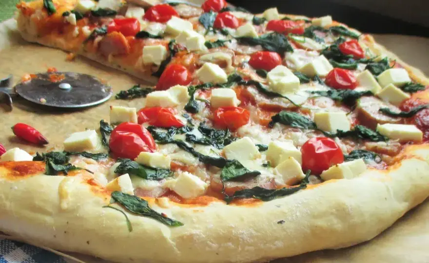 Pizza ze szpinakiem - idealny przepis na chrupiący spód