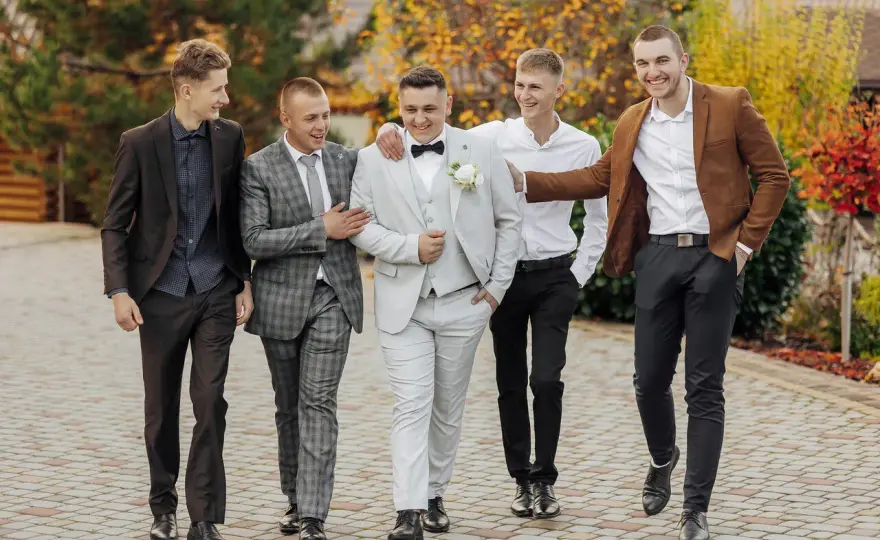 Jak ubrać się na wesele? Męski poradnik elegancji i stylu
