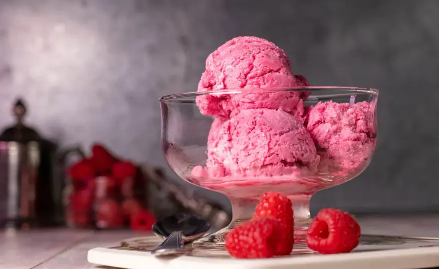 Veganes Himbeereis - Wie es ohne Eismaschine perfekt cremig wird