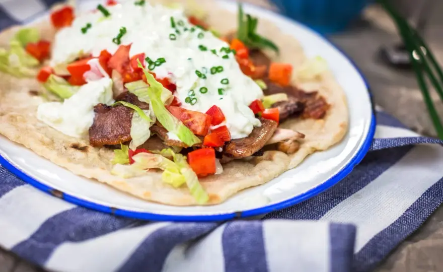 Ile kalorii ma sałatka gyros? Zaskakujące wartości odżywcze!