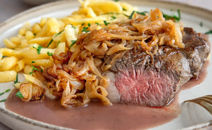 Zwiebelrostbraten im Ofen - So gelingt er perfekt!