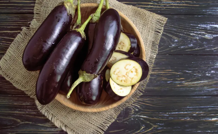 Aubergine innen prüfen - so erkennst du Frische und Verderb