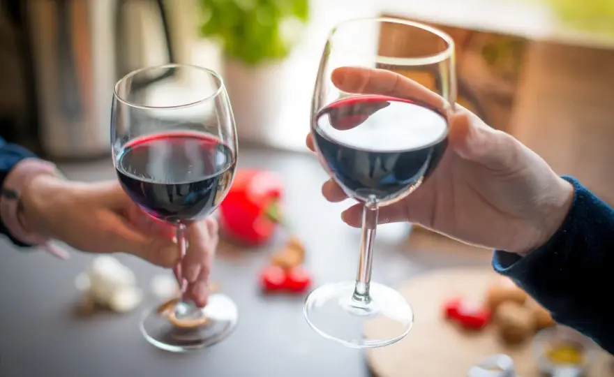 Ciepłe czerwone wino? Jak podawać je idealnie i uniknąć błędów