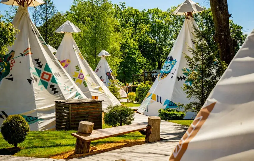 Nocleg Energylandia: Ile zapłacisz i jak oszczędzić? Poradnik