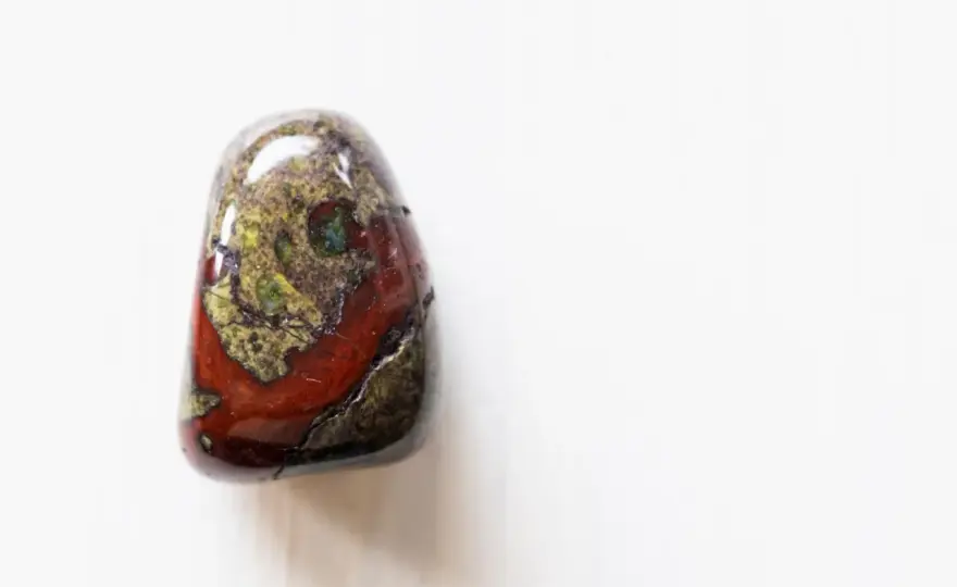 Drachenblut-Stein - Bedeutung, Wirkung und mineralogische Fakten