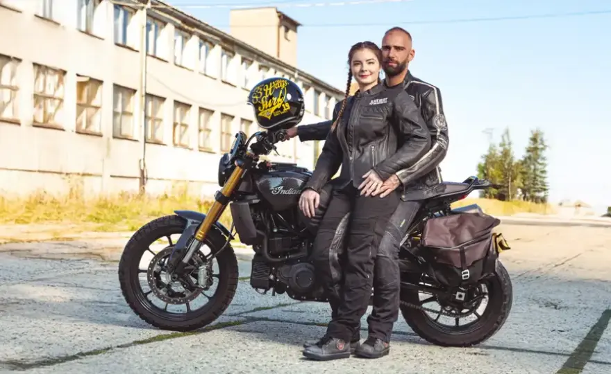 Kask motocyklowy: Zmierz obwód głowy idealnie! Uniknij błędów.