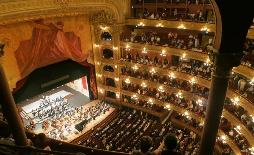 Co to jest foyer w teatrze i jakie ma znaczenie dla widzów?