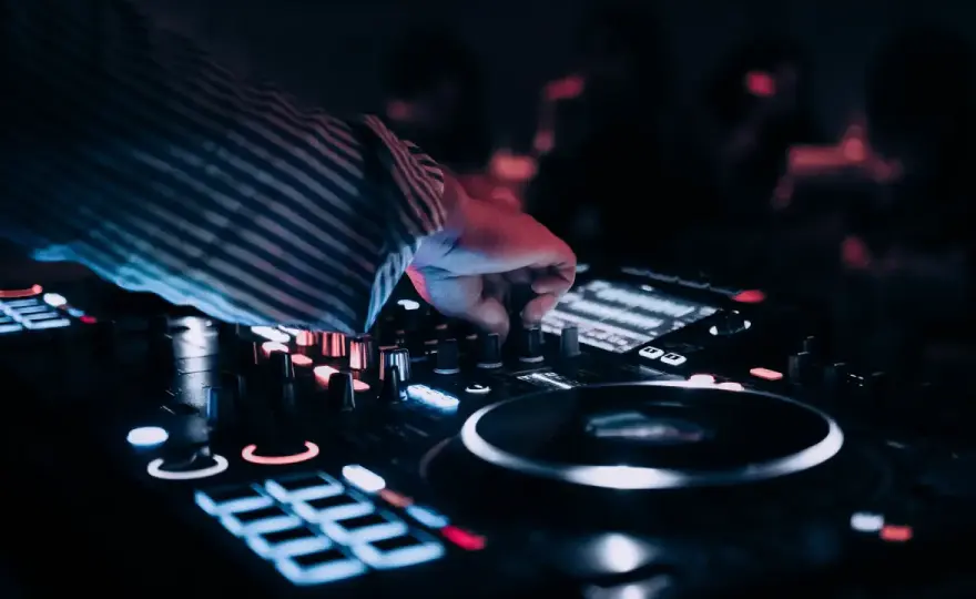 Ile kosztuje DJ na wesele - Sprawdź realne ceny i pakiety 2026