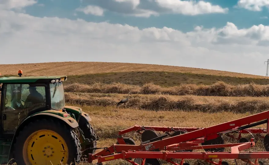  Jakie prawo jazdy potrzebne na traktor z przyczepą? Wszystko o uprawnieniach na ciągnik rolniczy