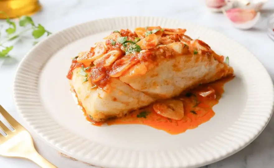 Bacalao a la llauna jugoso con salsa de ajo y pimentón