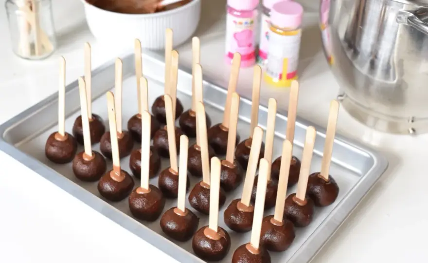 Cake pops som håller ihop - så lyckas du med små tårtbollar