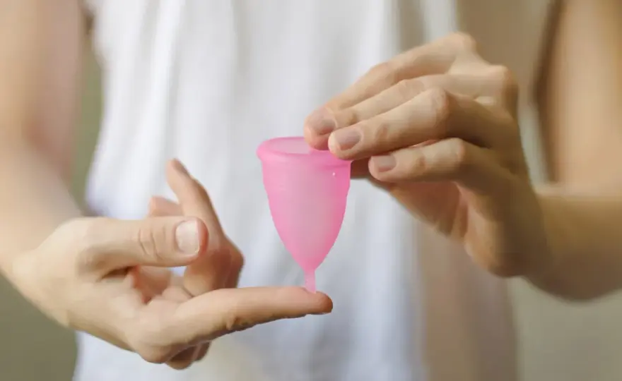 Cómo poner la copa menstrual y evitar fugas sin molestias
